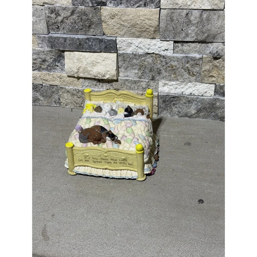 San Francisco Music Box Co Marjorie Sarnat Cat Bed Music Box 1995 Sleeping‎ Cats